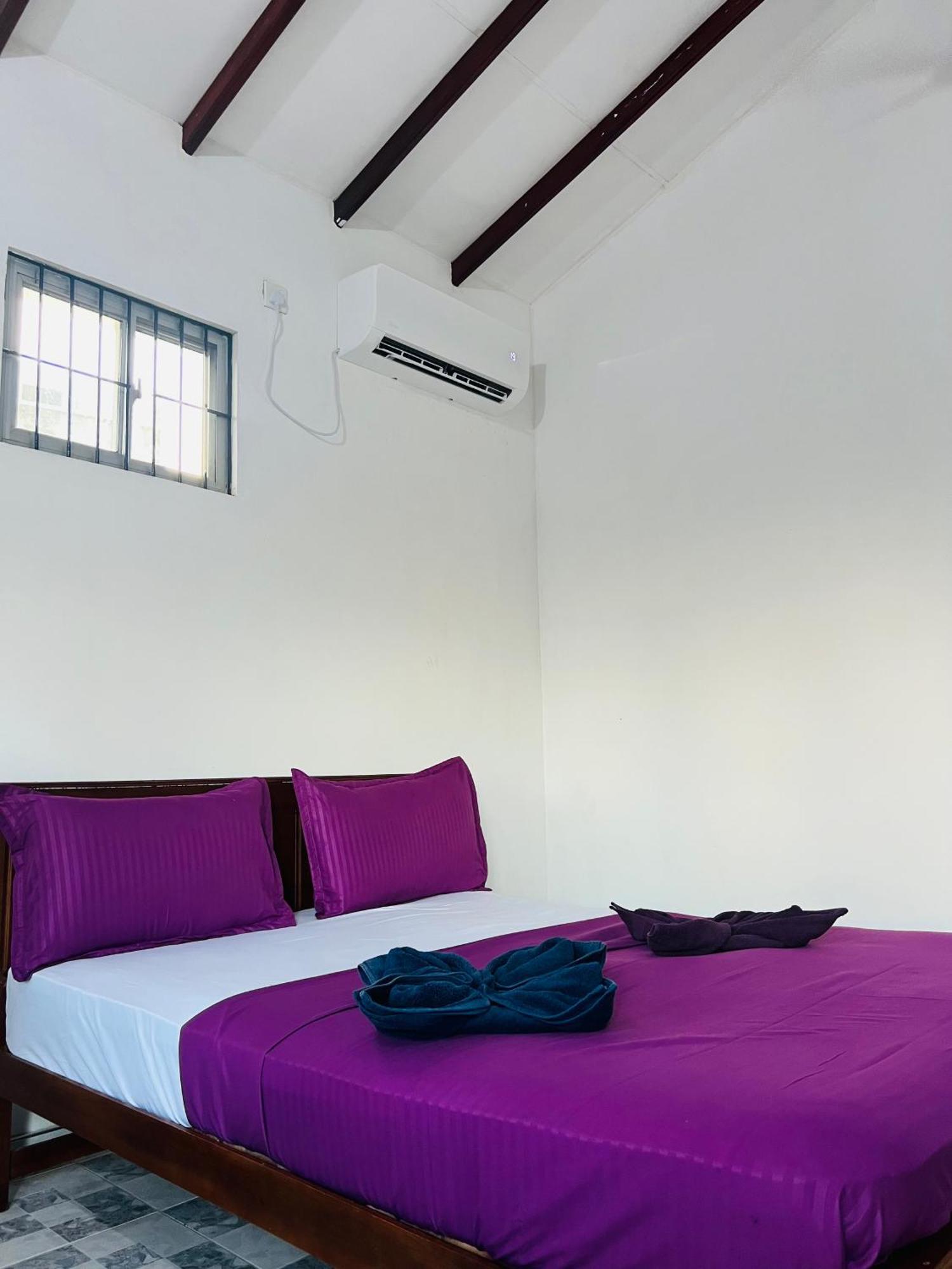 Honey Beach Hostel ネゴンボ エクステリア 写真